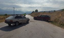 Suluova'da otomobiller çarpıştı: 4 yaralı