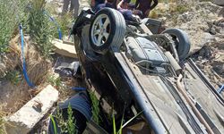 Van'da feci kaza: Tuşba'da araçla çarpıştıktan sonra kanala düşen otomobildeki 5 kişi yaralandı