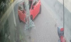 Adana'da otomobil mağazaya daldı: O anlar kamerada