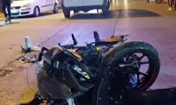 Akyazı'da otomobille çarpışan motosikletin sürücüsü metrelerce savruldu