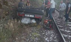 Balıkesir Dursunbey’de otomobil şarampolden tren yoluna uçtu