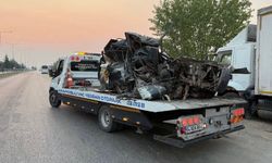Banaz'da otomobil park halindeki kamyona çarptı:1 ölü
