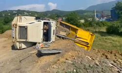 Bartın’da toprak boşaltan kamyon devrildi: 1 yaralı