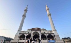 Depremin vurduğu Hatay’da vatandaşlar bayram namazı için camilere akın etti