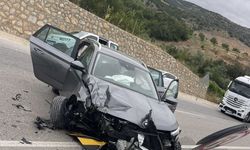 Tokat'ta bariyerlere çarpan otomobildeki 8 kişi yaralandı