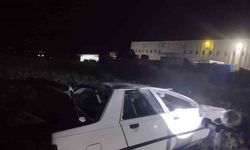 Tokat'ta feci kaza: Zile'de palete çarpan otomobil tarlaya uçtu