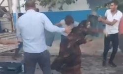 Şanlıurfa Akçakale'de pazarda kadınların da karıştığı alışveriş kavgası: Meyve sebze kasaları havada uçuştu