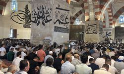 Edirne'de pehlivanlar cuma namazını selatin camilerde kıldı