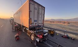 Kayseri'de feci kaza: Tıra çarpan otomobilin sürücüsü öldü