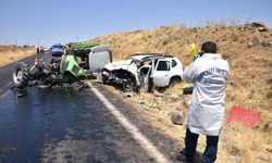 Şanlıurfa'da feci kaza: Siverek'te otomobille traktör çarpıştı ölü ve yaralı var