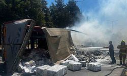 Balıkesir’de trafik kazası sonrası yanan tır ot yangınına neden oldu
