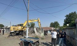 Çorlu’da metruk binalar kepçeyle yıkıldı