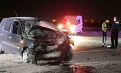 Duvara çarpıp yola savrulan otomobilin sürücüsü öldü