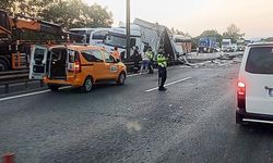 Düzce'de Anadolu otoyolunda tır bariyere girdi yol trafiğe kapandı