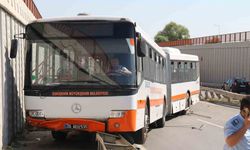 Eskişehir'de üniversiteye giden belediye otobüsü bariyerlere çıktı