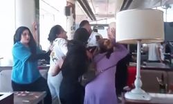 Kafede kadınların kavgasında bardaklar havada uçuştu