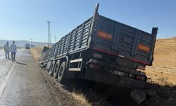 Siirt Kurtalan'da tır kasası yol kenarına savruldu