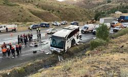 Sivas'ta yolcu otobüsü dağ yamacına çarptı: 4 ölü 33 yaralı