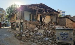 Balıkesir Sındırgı merkezli depremin yol açtığı yıkım görüntülendi