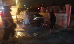 Hatay Samandağ'da park halindeki otomobilin kundaklanması güvenlik kamerasında