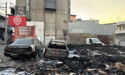 İzmir'de çöp alanındaki yangın 6 aracı yaktı