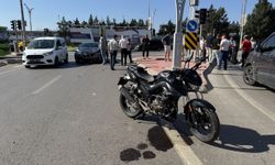 İzmit'te otomobille çarpışan motosikletin sürücüsü yaralandı