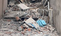 Küçükçekmece'de boşaltılan apartman yıkım sırasında çöktü