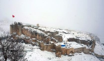 Tarihi mahallede kar manzaraları