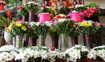 Anneler Günü seçimlere denk gelince çiçekçiler de slogan üretti