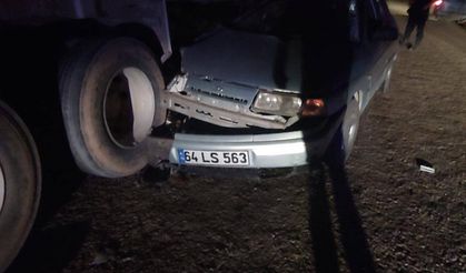 Uşak'ta otomobilin park halindeki kamyona çarpması sonucu 3 kişi yaralandı