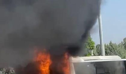 Batman'da belediye otobüsü alev alev yandı