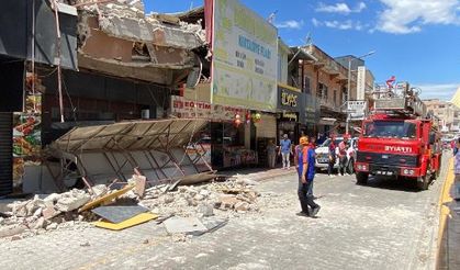 Osmaniye'de ağır hasarlı bina çöktü: 3 yaralı