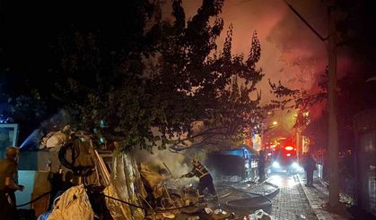 Uşak’ta korkunç yangın: Hurda dolu bahçe alevlere teslim oldu