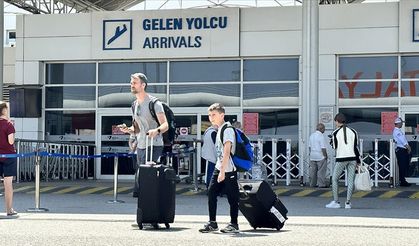 Antalya'da iki havalimanına dün gelen 100 bin 40 kişiyle dış hatlar rekoru kırıldı.