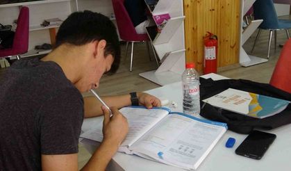 Siirt’te öğrenciler Millet Kıraathanesi’nde sınava hazırlanıyor