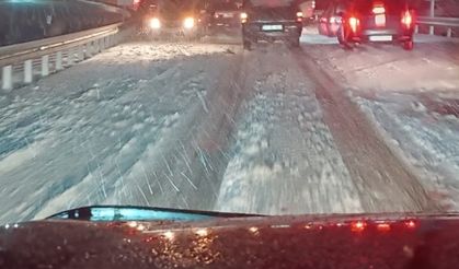 Kastamonu’da yoğun kar sonucu araçlar yolda kaldı