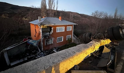 Sivas'ta akılalmaz kaza! Kamyon evin ikinci katına uçtu