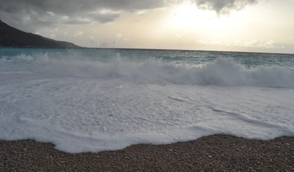 Fethiye’de rüzgar ve yağış sonrası dev dalgalar