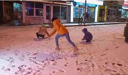 Uzunköprü’de kar coşkusu: Çocuklar kartopu savaşı yaptı