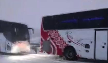 Kars'ta yolcu otobüsünün kaza yapma anı-İzle