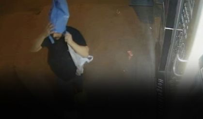 Poşetle yüzünü ve ayaklarını saklamaya çalışan hırsız polisten kaçamadı: İlginç hırsızlık kameraya böyle yansıdı!