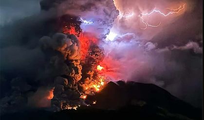 Ruang Dağı'ndaki volkanik şimşekler görüntülere yansıdı-İzle
