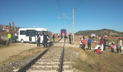 Tavşanlı’da öğrenci servisi tren vagonuna çarptı