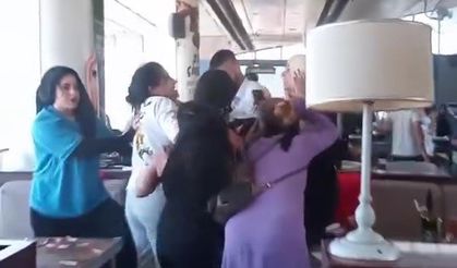 Kafede kadınların kavgasında bardaklar havada uçuştu