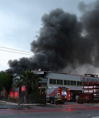 İzmir'de iki fabrikada yangın çıktı-İzle