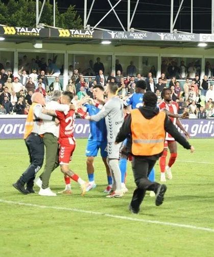 Süper Lig'de hakeme saldırı girişimi: Maç sonu ortalık karıştı yönetici ve taraftarlar sahaya indi