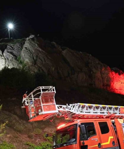 Elazığ Harput'ta kayalıklara çıkarak atlamak isteyen şahıs ikna edildi