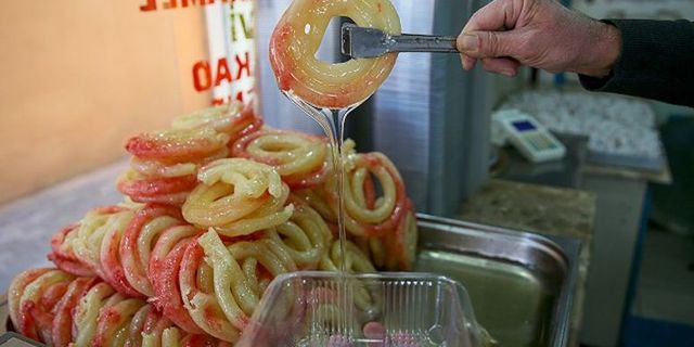 Şam'dan İzmir'e uzanan lezzet 'zülbiye' iftar sofralarını tatlandırıyor