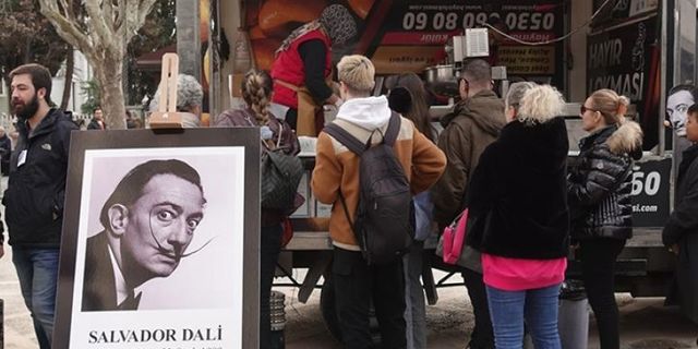 Salvador Dali'nin ölüm yıl dönümünde lokma dağıtıldı