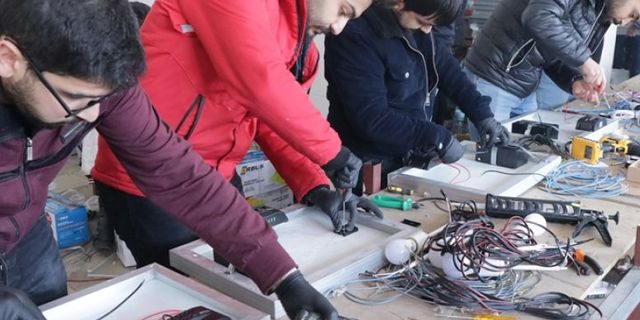 Depremzedeler için güneş enerjili aydınlatma ve şarj sistemi üretiyorlar